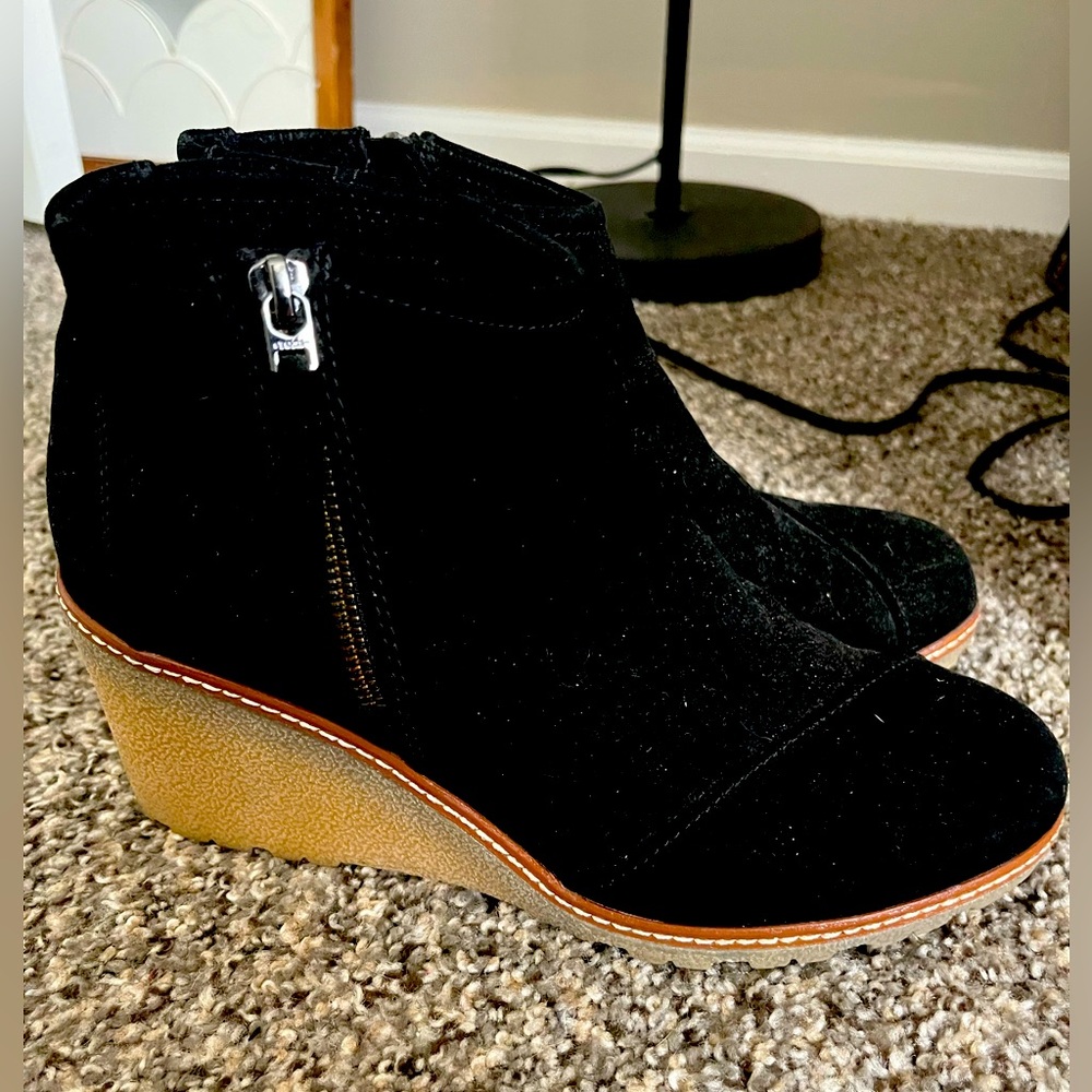 TOM’s wedge booties